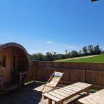 Sonnenterrasse mit Saunafass
